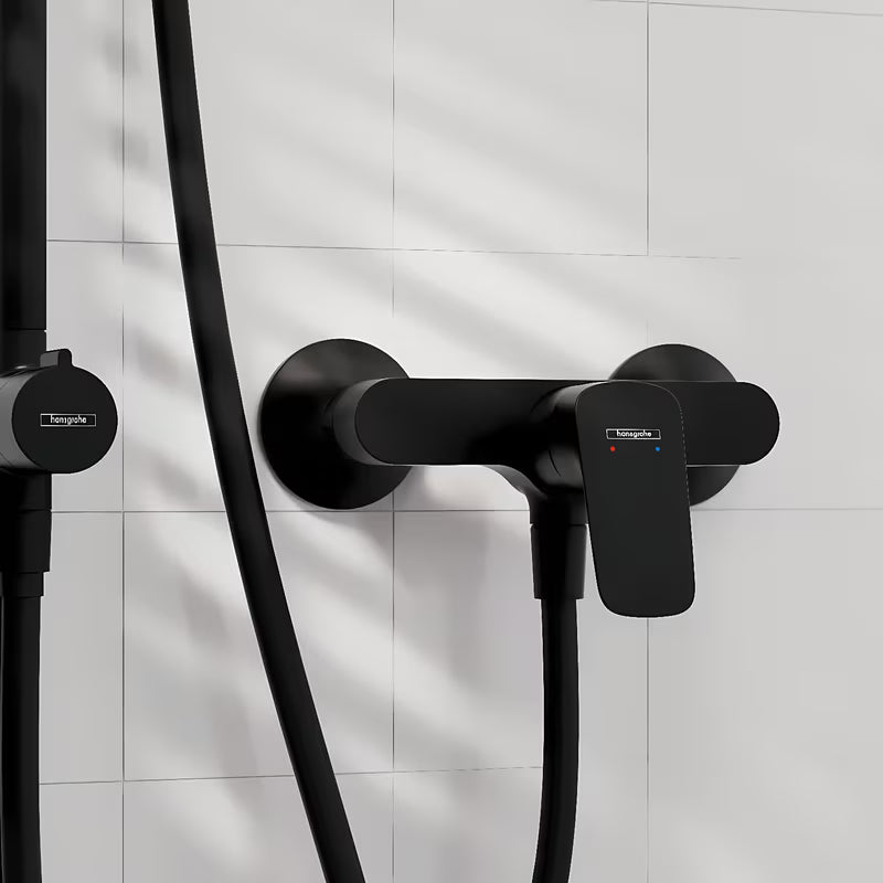 Stenska enoročna armatura za tuš Hansgrohe Logis u mat crnoj boji brez tuš seta.