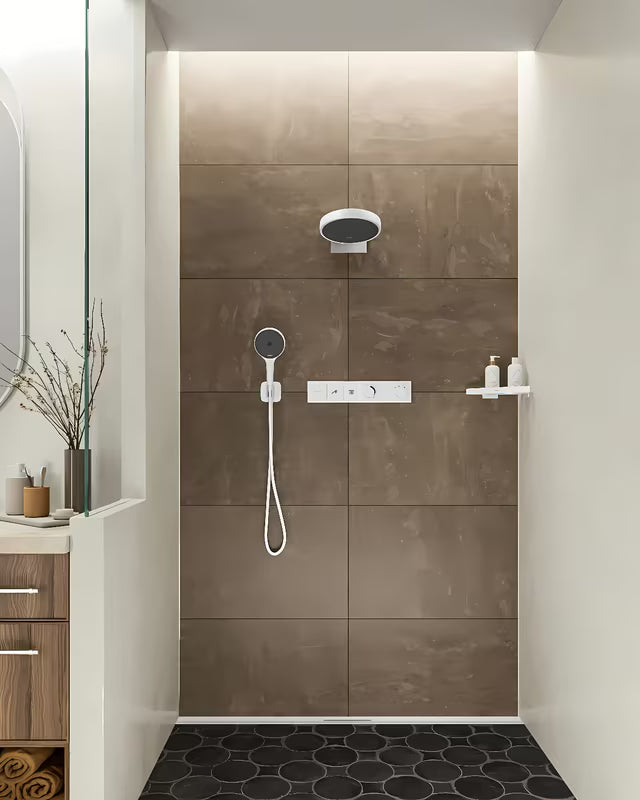 Ročna prha Hansgrohe Rainfinity 130 3jet v mat beli barvi z antracitno pršno ploščo