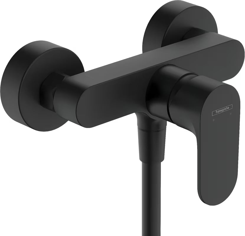 Enoročna armatura za tuš Hansgrohe Rebris S pro za nadometno montažo v mat črni izvedbi.