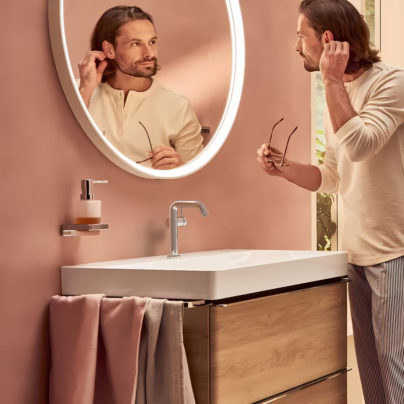 Kromirana enoročna armatura za umivalnik Hansgrohe Tecturis S bočnom ručicom i tehnologijom CoolStart.