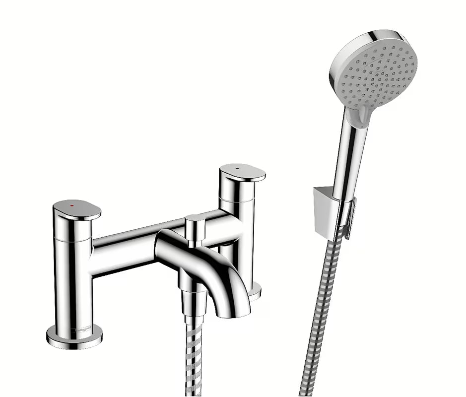 Kromirana armatura za kad na rob kadi Hansgrohe Vernis Blend s tuš setom in ročno prho.