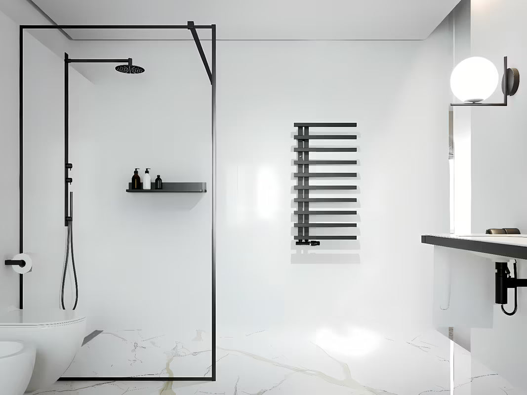 Kombiniran kopalniški radiator Hopa Darvel 123x50 cm v črni mat barvi z lestvičastim dizajnom.