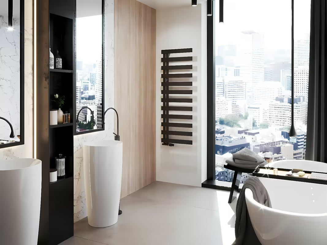 Kombiniran kupaonski radiator Hopa Edinburgh 50x138 cm u crnoj mat boji s rebrastim dizajnom.