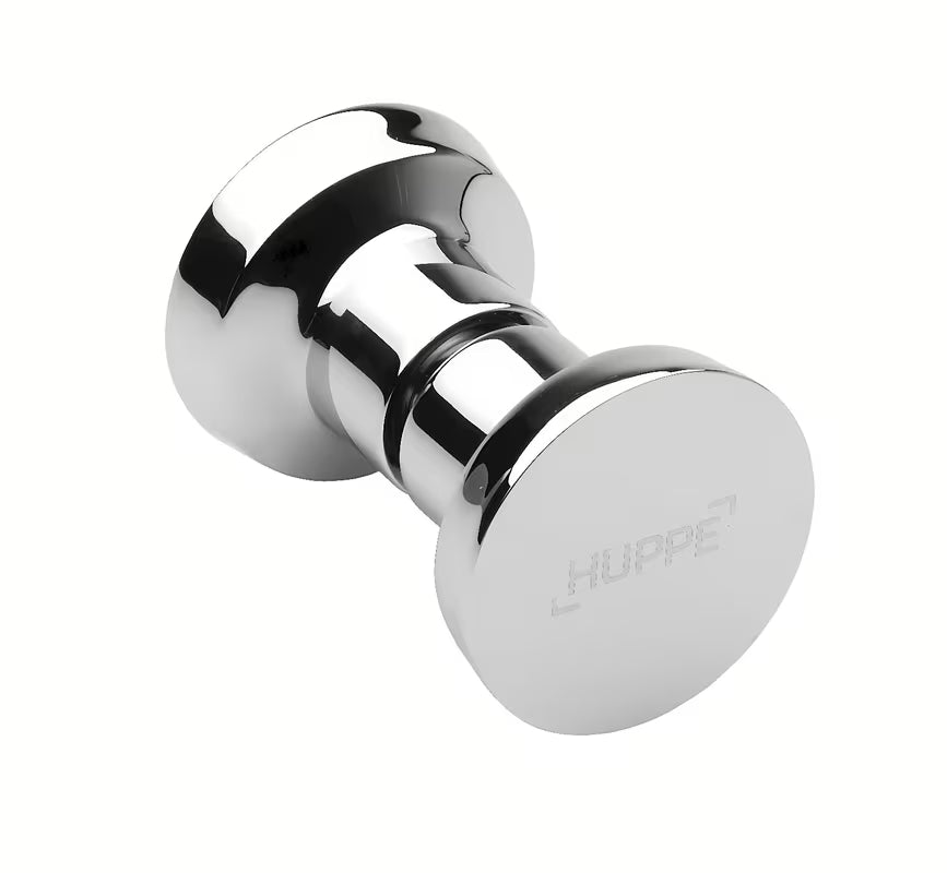 Kromirani ročaj Hüppe Strike New od nehrđajućeg čelika kao siguran oslonac za tuš kabinu.
