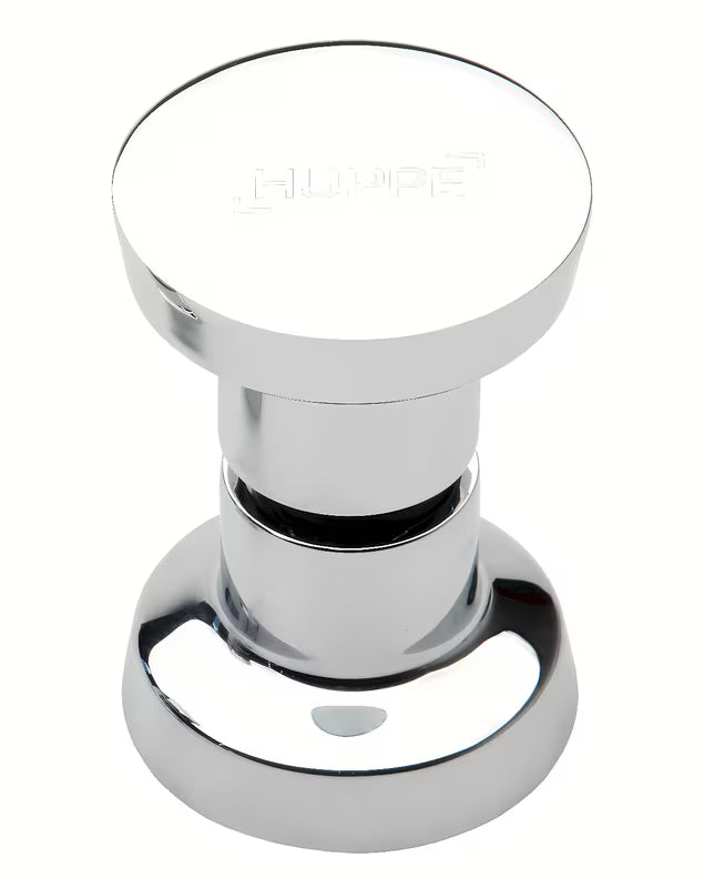 Kromirani ročaj Hüppe Strike New od nehrđajućeg čelika kao siguran oslonac za tuš kabinu.