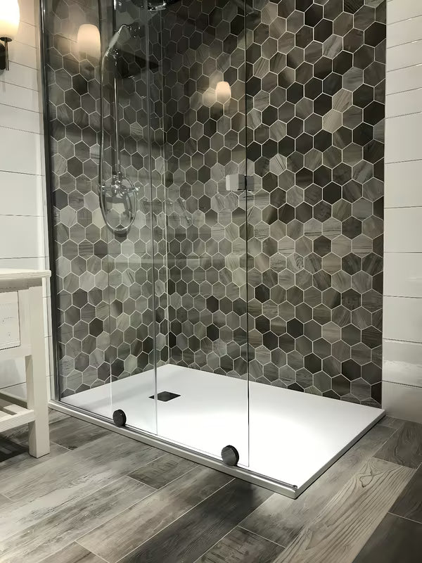 Tuš stena Walk-In Hüppe Xtensa pure 180 cm u sjajnom kromu s prozirnim staklom bez dekora.