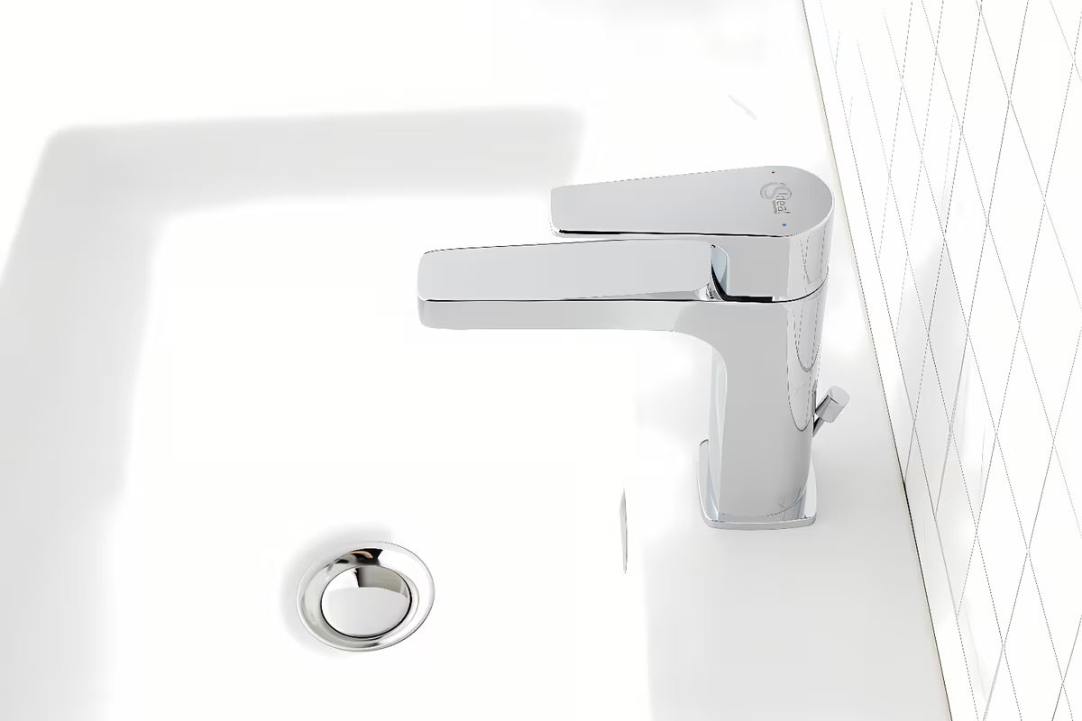 Kromirana armatura za umivalnik Ideal Standard Esla s tehnologijom ColdStart i sjajnom izdržljivom površinom.