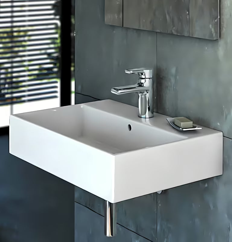 Bel keramični viseči umivalnik Ideal Standard Strada 71x42 cm z odprtino pro za armaturo na sredini.