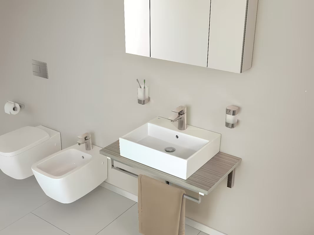 Keramički viseči umivalnik Ideal Standard Strada 70x42 cm u bijeloj boji s otvorom pro za slavinu u sredini.