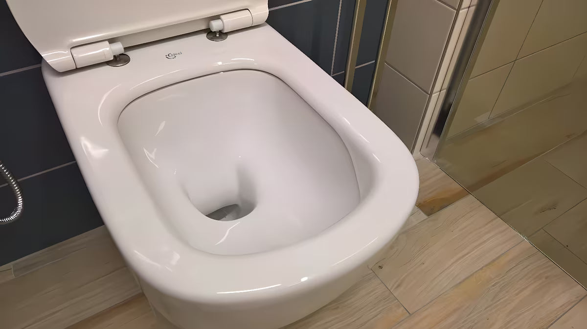 Bel viseča WC školjka Ideal Standard Tesi s tehnologijo AquaBlade in sedežem z mehko Zapiranje Soft Close
