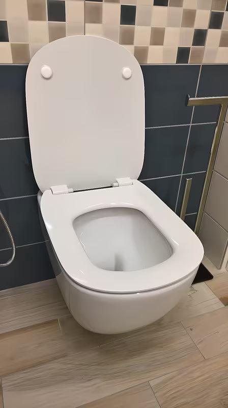 Bel viseča WC školjka Ideal Standard Tesi s tehnologijo AquaBlade in sedežem z mehko Zapiranje Soft Close