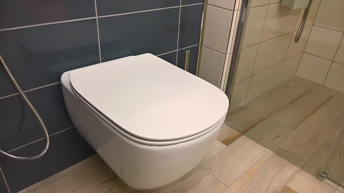 Bel viseča WC školjka Ideal Standard Tesi s tehnologijo AquaBlade in sedežem z mehko Zapiranje Soft Close