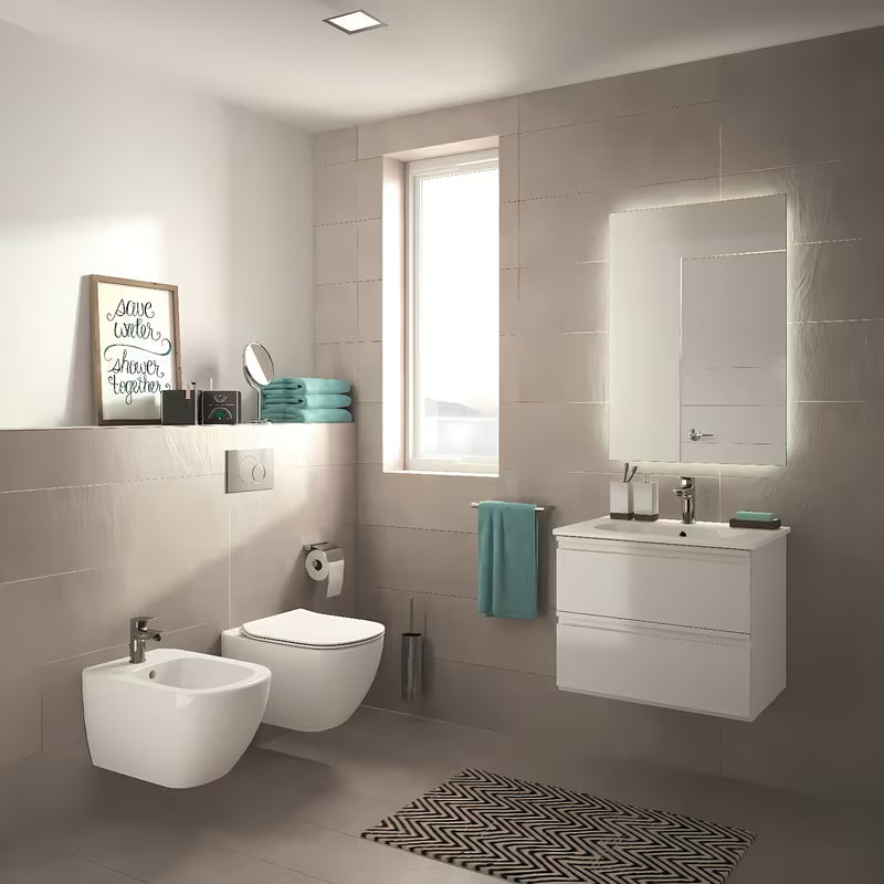 Bel viseča WC školjka Ideal Standard Tesi s tehnologijo AquaBlade in sedežem z mehko Zapiranje Soft Close