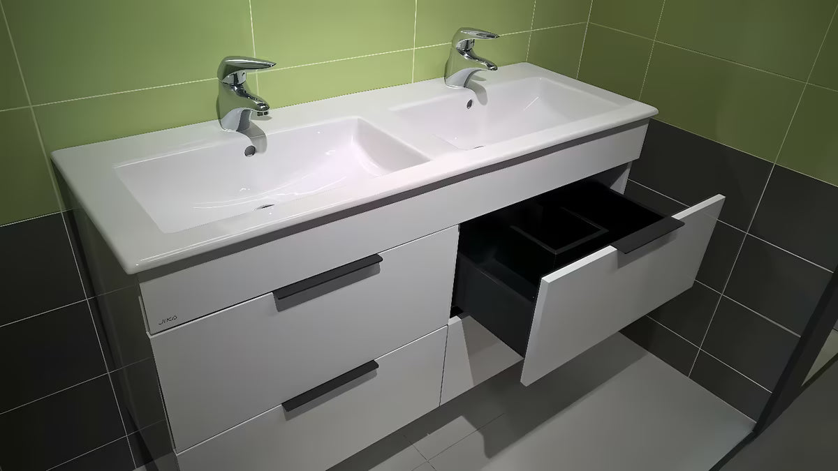 Bijeli viseča kopalniška omarica Jika Plan s keramičkim dvostrukim umivaonikom i ladicama s potpunim izvlačenjem.