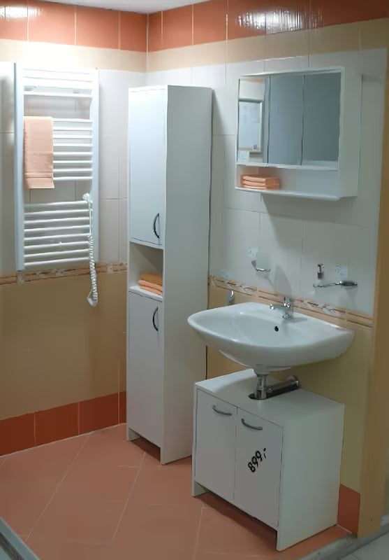 Bela omarica z ogledalom Jokey Lymo 58x49 cm z zrcalnimi vratci in notranjimi policami