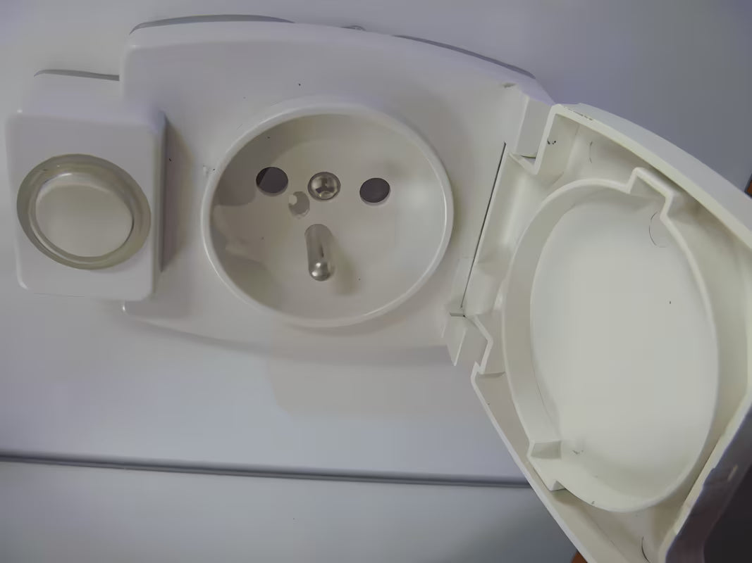 Pravokutni LED ogledalo Keramia Pro 70x80 cm u bijelom okviru sa zaštitom IP44, vertikalna orijentacija.