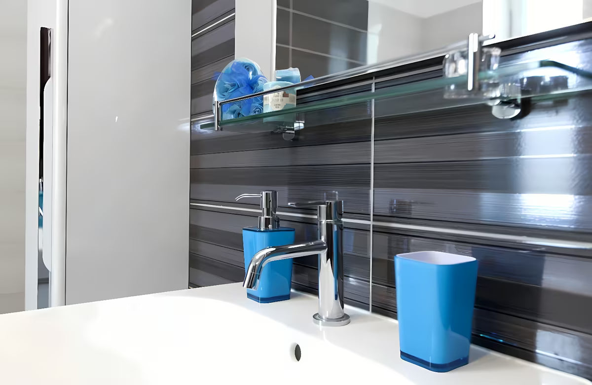 Tirkizni dozirnik za milo Kleine Wolke Easy kao dodatak boje u kupaonici