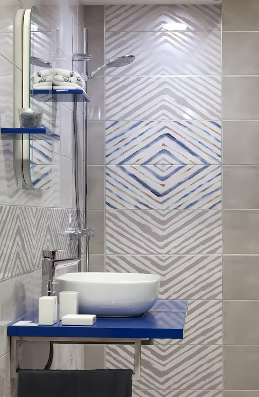 Bijeli samostoječi držalo za zobne ščetke Kleine Wolke Flash za kupaonicu.