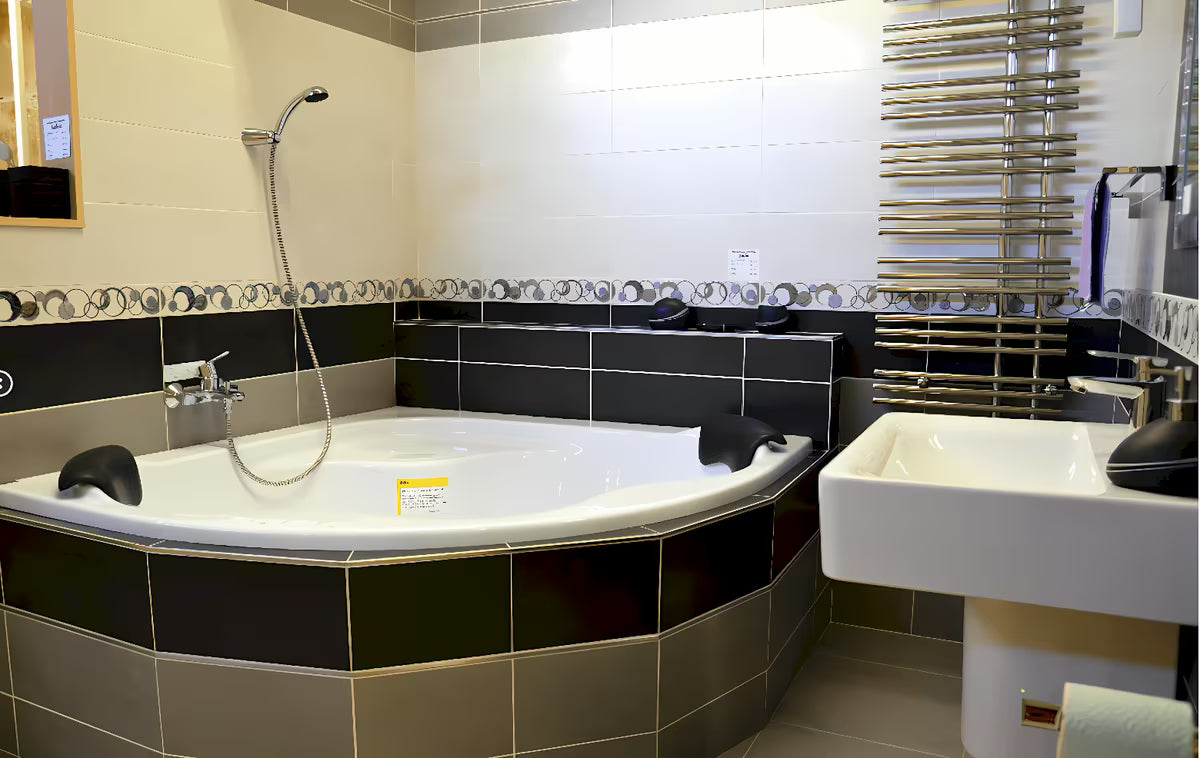 Univerzalni crni naslon za glavu za kadu Laguna u standardnoj izvedbi pro akrilne kadi