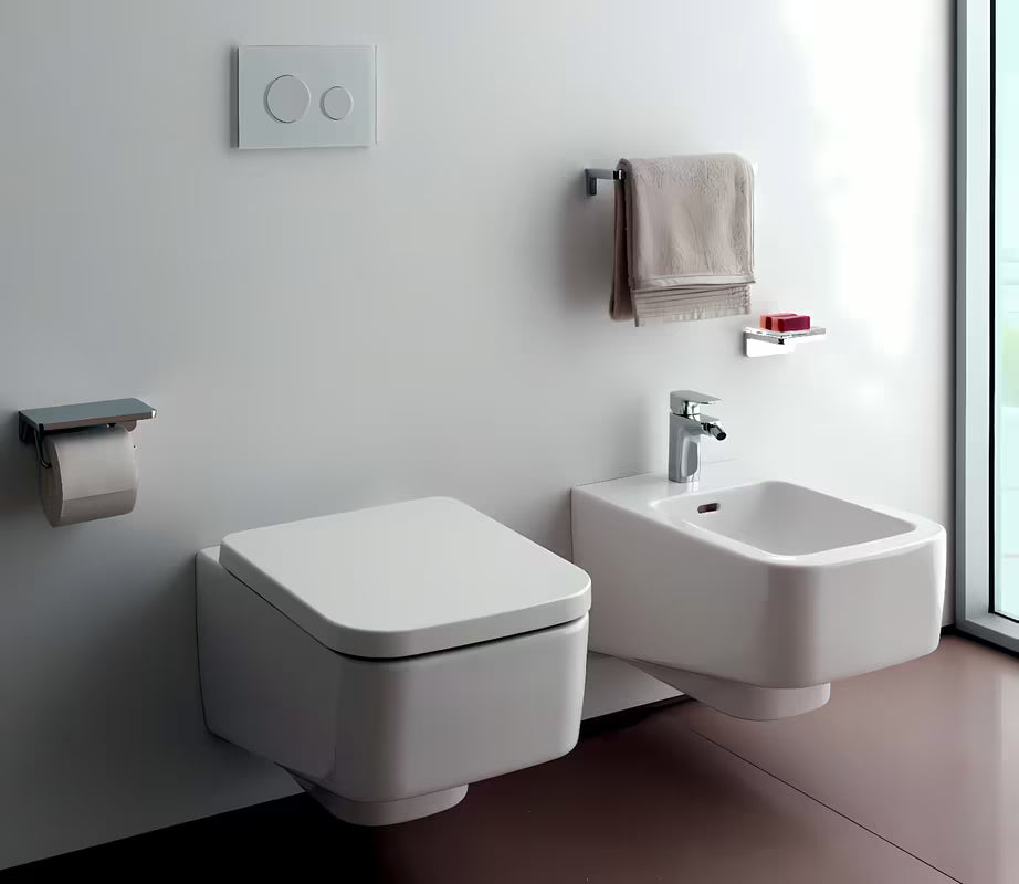 Bel WC deska Laufen Pro iz duroplasta s pokrovom in tehnologijo mehko Zapiranje Soft Close pro počasno spuščanje.