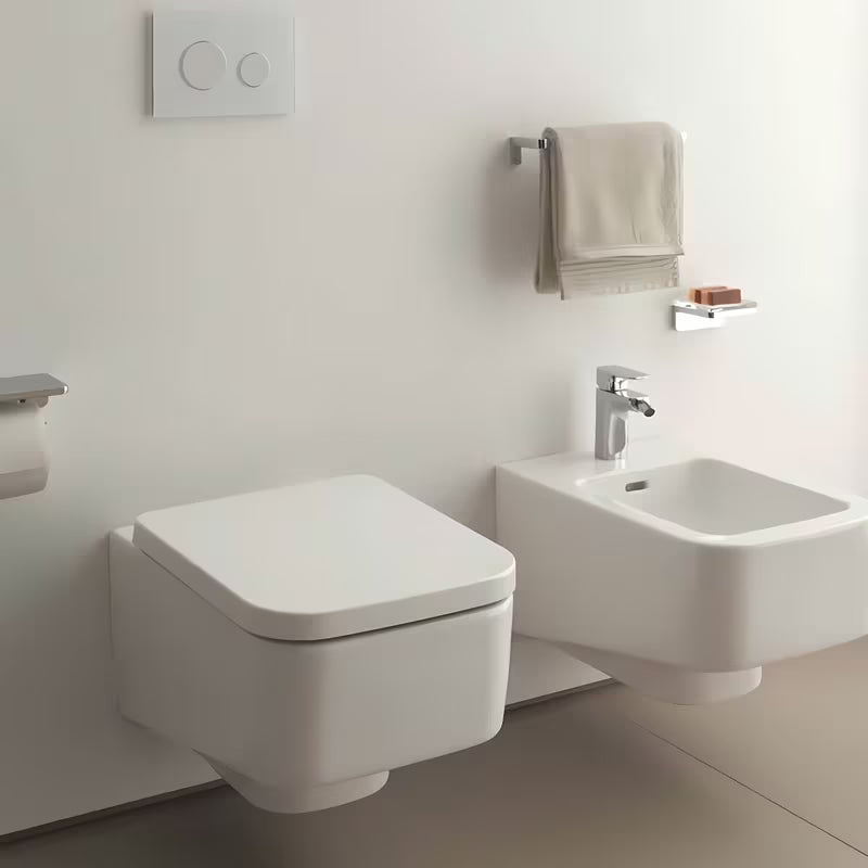 Bel viseča WC školjka Laufen Pro S z brezrobno izvedbo brez splakovalnega kroga in oglato zasnovo.