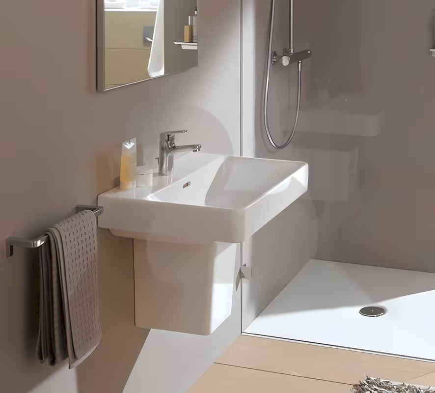 Bijeli viseče keramički umivaonik Laufen Pro S otvorom pro za slavinu u sredini, 60x46,5 cm.