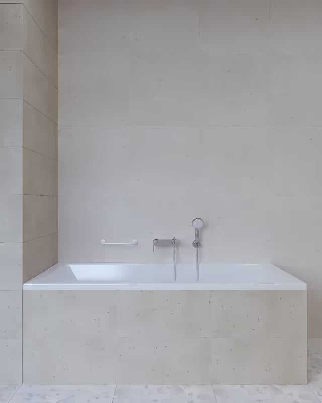 Bijeli zidni kupaonski ročaj pro za sigurnije kretanje i lakše ustajanje iz kadi ili s WC-a.