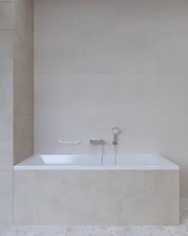 Bijeli zidni kupaonski ročaj pro za sigurnije kretanje i lakše ustajanje iz kadi ili s WC-a.