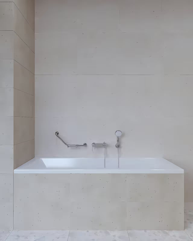 Kotno zidni ročaj SIKO Multi Chrome od nehrđajućeg čelika s integriranom posudicom za sapun pro sigurnije kretanje u kupaonici.