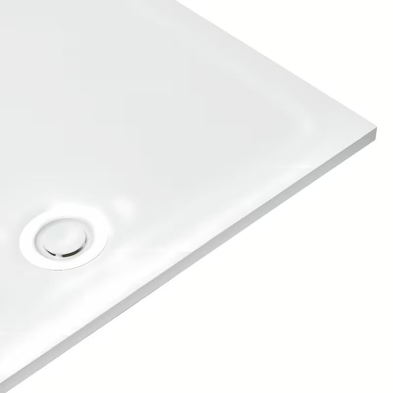 Bijeli dizajnerski sifon za tuš kadu s pokrovčkom, koji ne strši iznad površine kade.