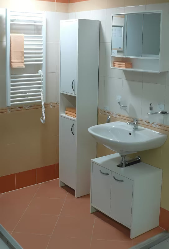 Visoka bela kopalniška omarica Multi Praxis iz mat laminata z zgornjimi in spodnjimi vrati