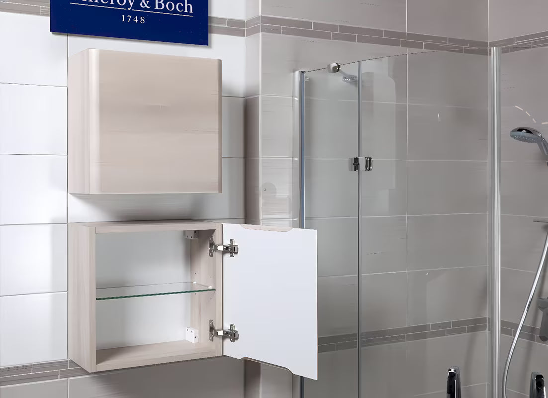 Viseča kopalniška omarica Naturel Ancona u dekoru akacije s univerzalnim vratima i staklenom policom.