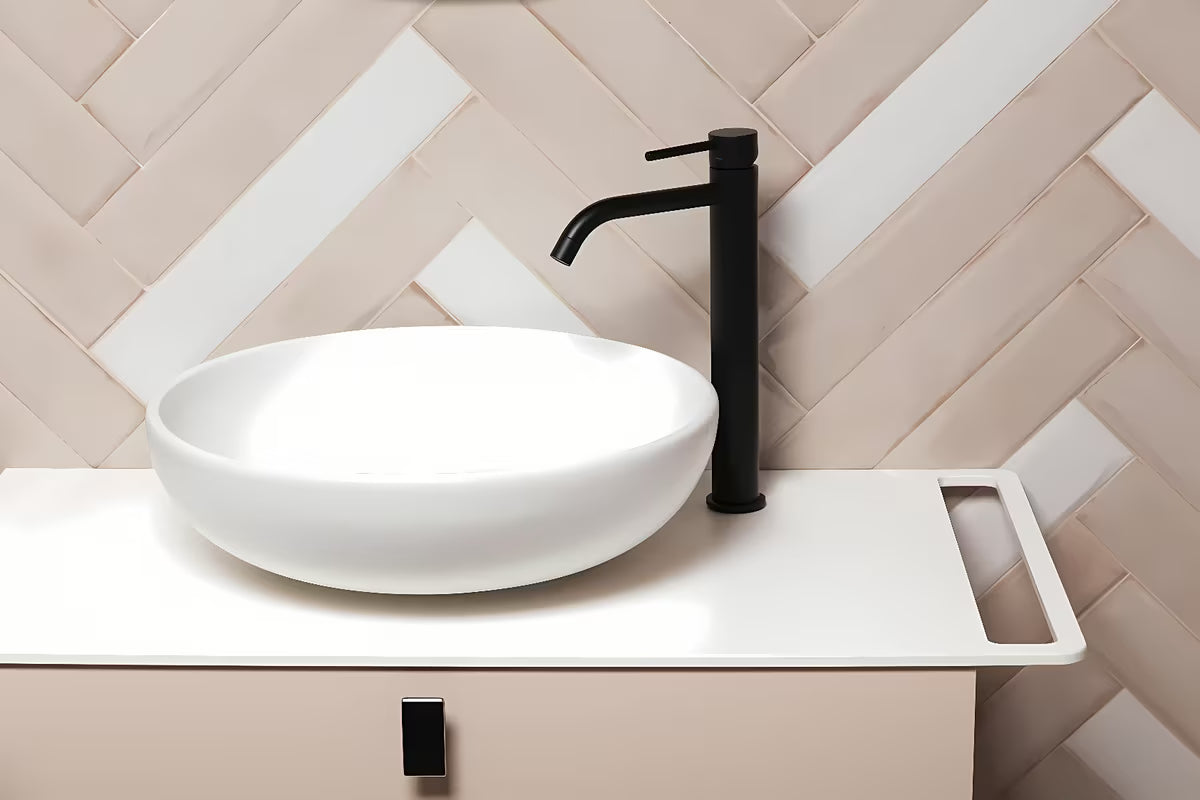 Naturel Art Deco omarica pod umivalnikom na pult v barvi rose beige s črnimi mat akcenti