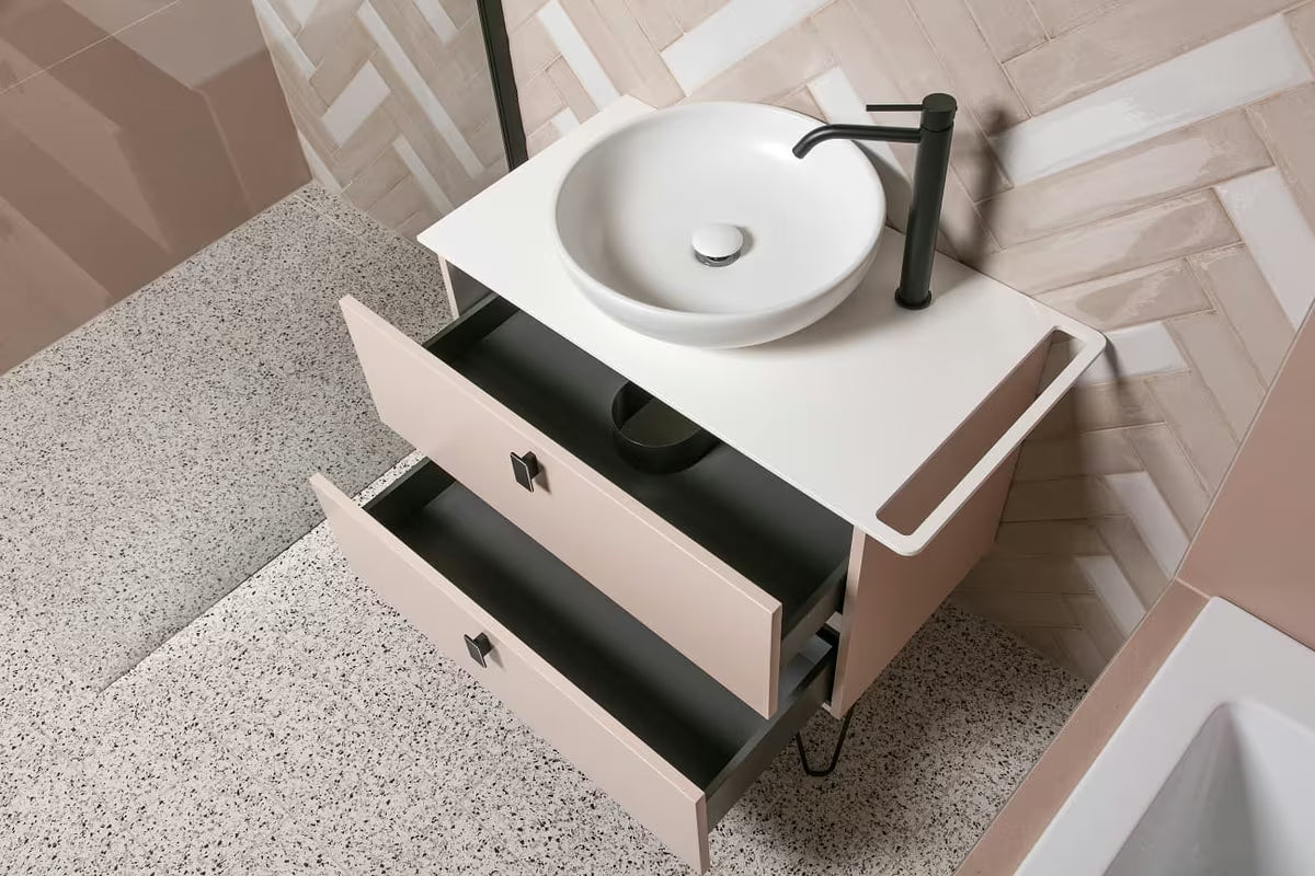 Naturel Art Deco omarica pod umivalnikom na pult u boji rose beige s crnim mat detaljima