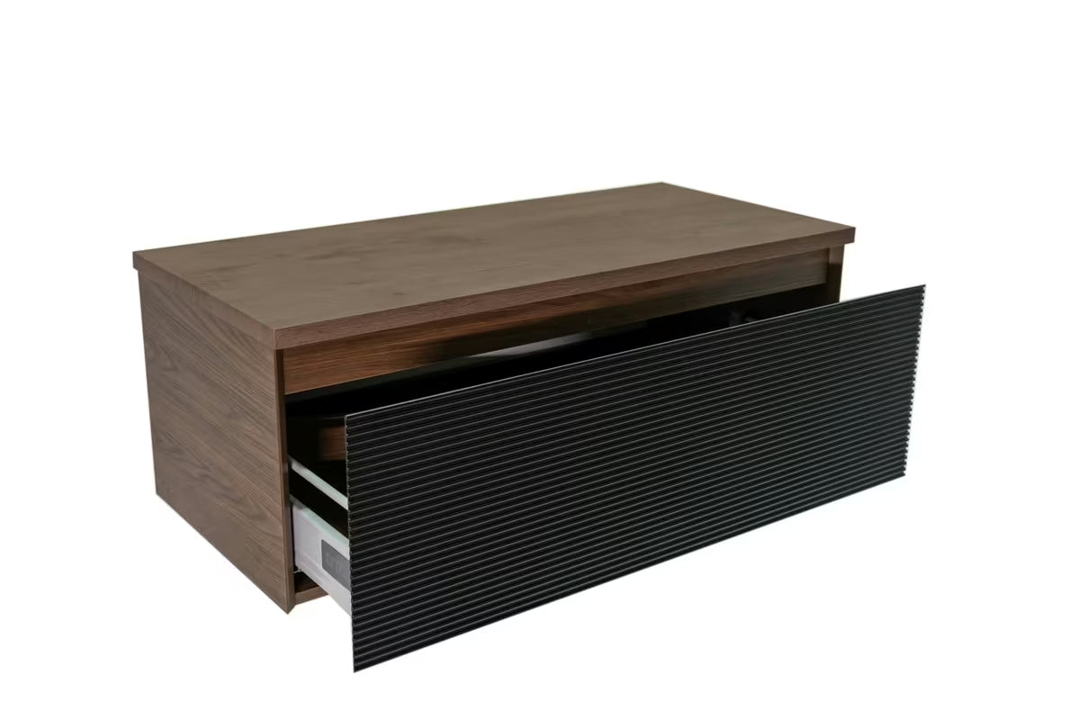 Viseča kopalniška omarica Naturel Monza u dekoru oraha s crnom rebrastom frontom i pokrovnom pločom