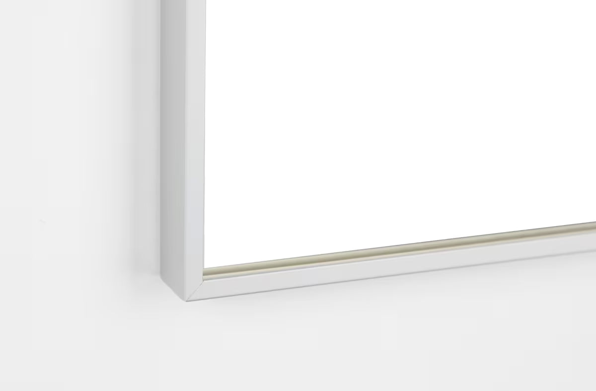 Pravokotno stensko ogledalo 88x85 cm v aluminijastem okvirju, primerno za kopalnico.