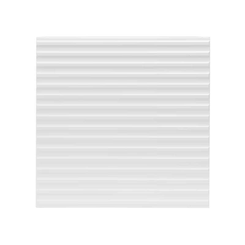 Nizka viseča kopalniška omarica Naturel Savona u bijeloj sjajnoj boji s glodanim detaljem.