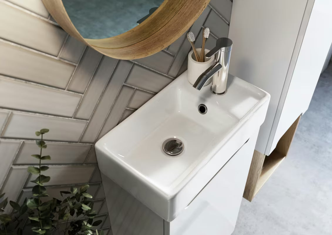 Bijeli keramički pohištveni umivalnik Naturel Stilla 40x22 cm s otvorom za pro slavinu i otvorenim preljevom.