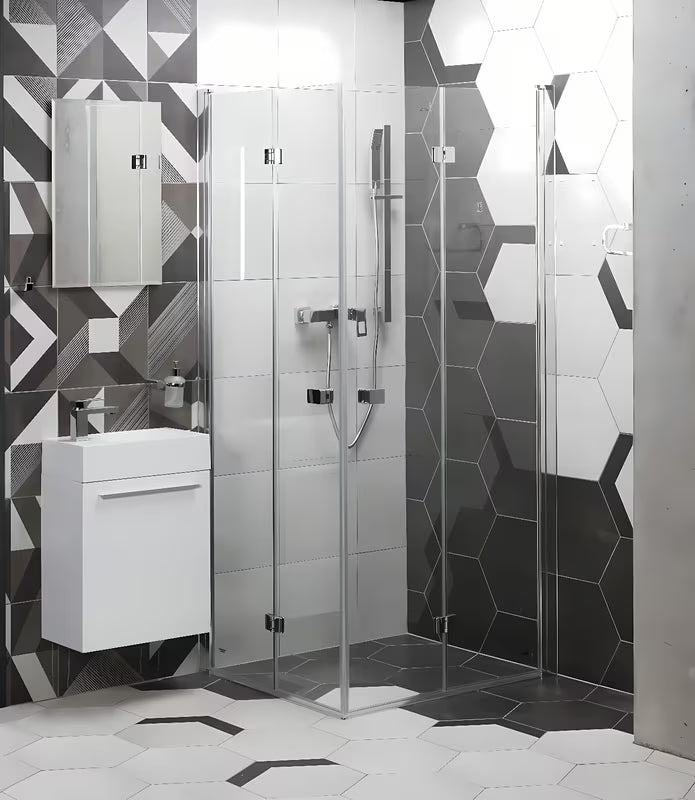 Bijeli omarica z umivalnikom Naturel Verona s lakiranom frontom i mogućnošću okretanja vrata i umivalniki.