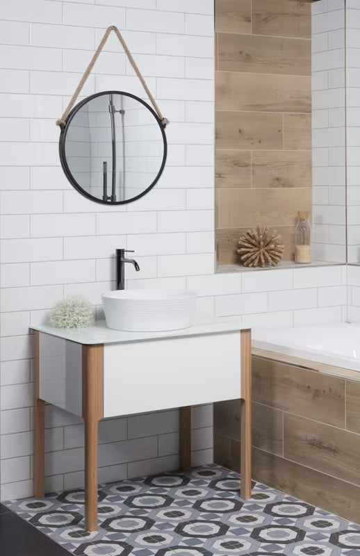 Okruglo viseče ogledalo Naturel s metalnim okvirom u crnoj mat boji, obješeno na čvrsto uže.