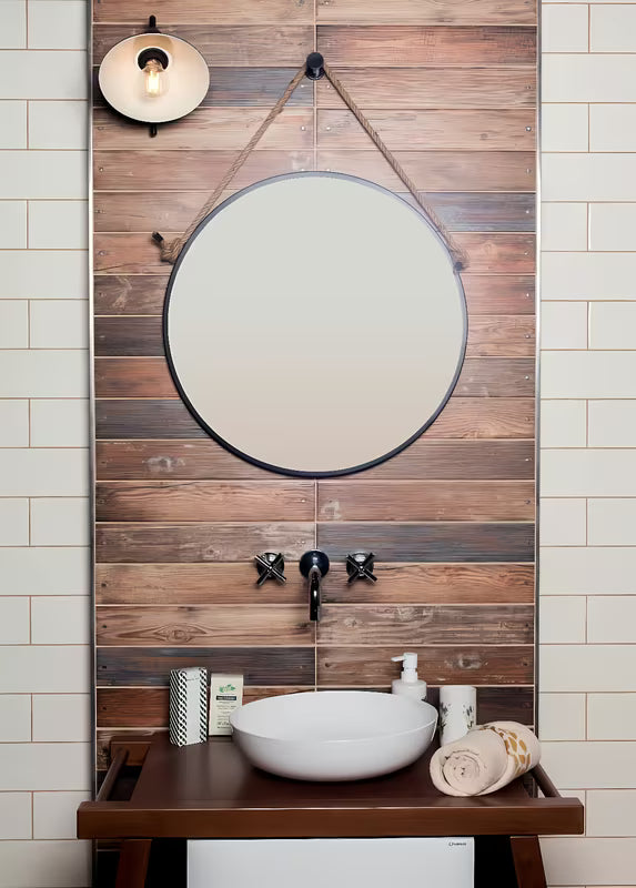 Okruglo viseče ogledalo Naturel s metalnim okvirom u crnoj mat boji, obješeno na čvrsto uže.