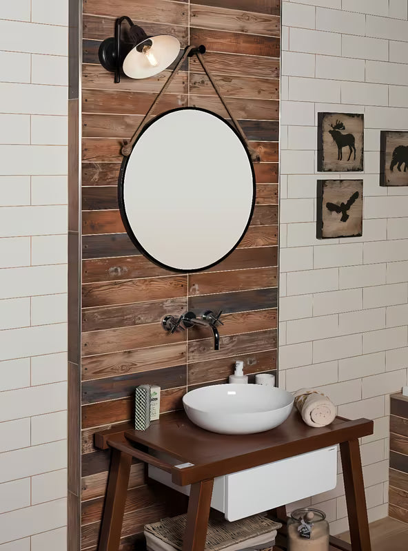 Okruglo viseče ogledalo Naturel s metalnim okvirom u crnoj mat boji, obješeno na čvrsto uže.