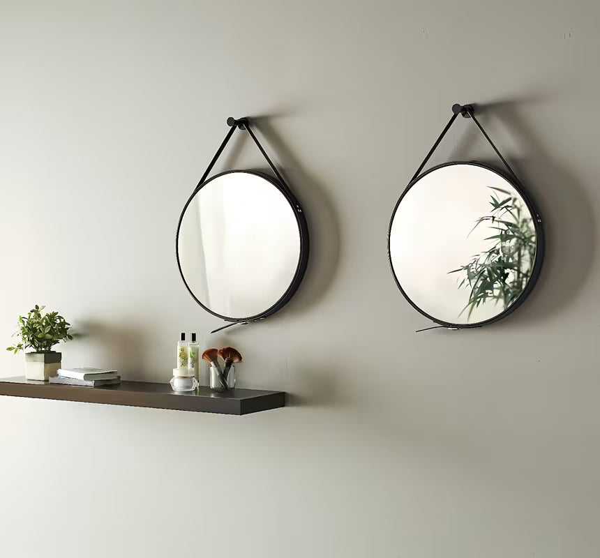 Okruglo viseče ogledalo Naturel promjera 50 cm s crnim kožnim remenom i metalnom kukom.