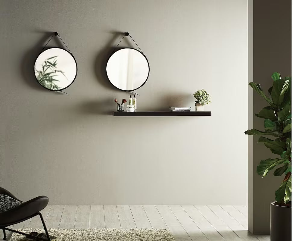 Okruglo viseče ogledalo Naturel promjera 50 cm s crnim kožnim remenom i metalnom kukom.