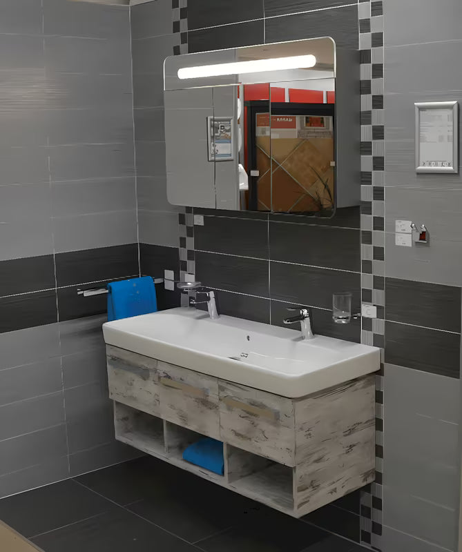 Omarica z Ogledalom Naturel 100x65 cm u sivo-srebrnoj boji s trojim zrcalnim vratima i LED rasvjetom.