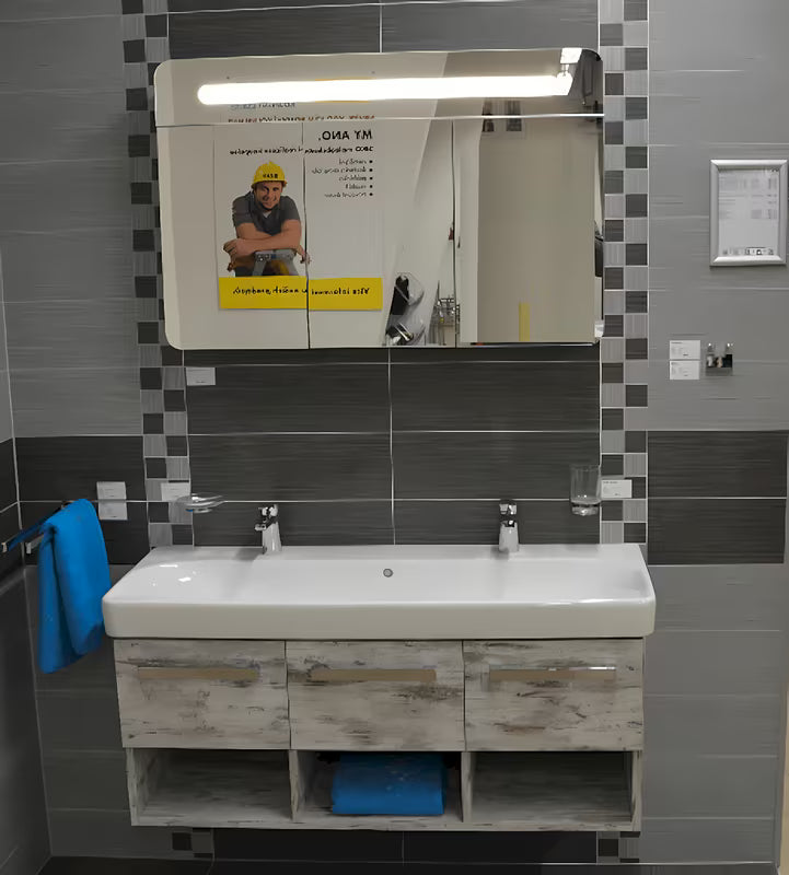 Omarica z Ogledalom Naturel 100x65 cm u sivo-srebrnoj boji s trojim zrcalnim vratima i LED rasvjetom.