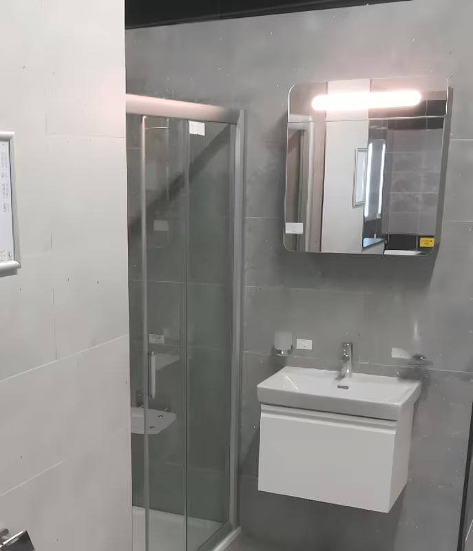 Sivo-srebrna omarica z ogledalom Naturel 60x65 cm z LED osvetlitvijo i s jednim vratima lijevo.