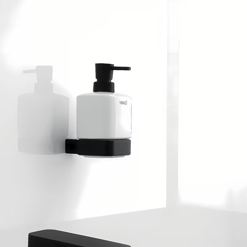 Crni dozator tekućeg sapuna Nimco Kibo s keramičkom posudom i mat držačem od mesinga.