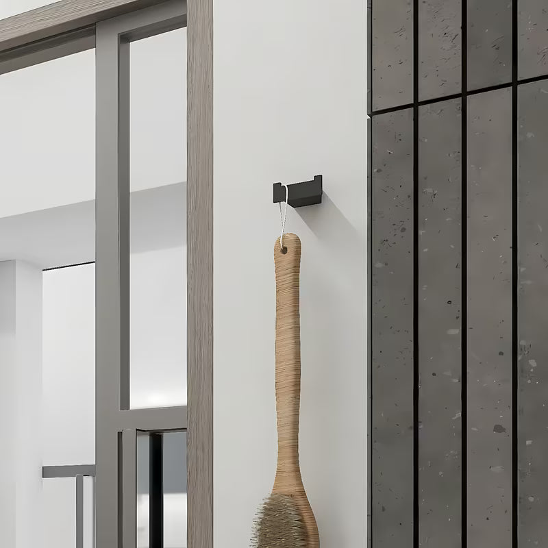 Črn mat dvojni kavelj Nimco Kibo kot minimalističen kopalniški dodatek.