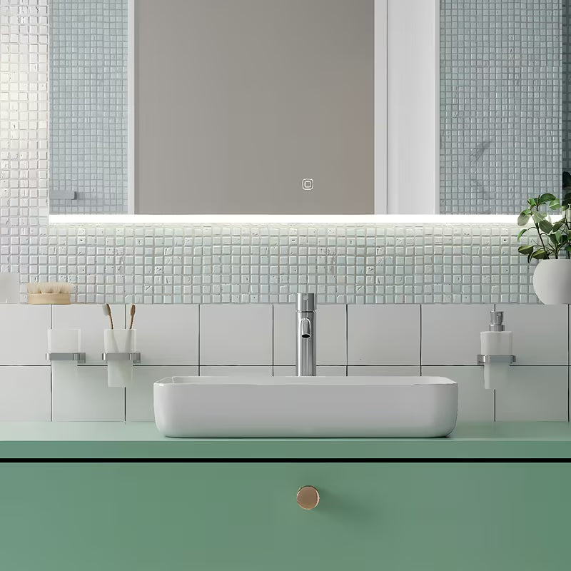 Kromirani dozator tekućeg sapuna Nimco Maya s posudom od matiranog stakla, zapremine 250 ml.